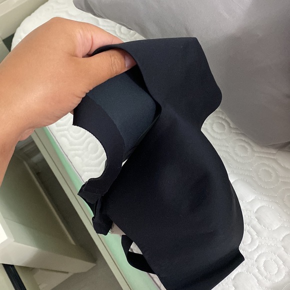 New without tag/ says E32. Fits like you’re a B or C 32 - Picture 3 of 4